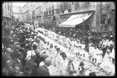 Stradun u znaku vjere: pogled na Tijelovsku procesiju 1933. godine